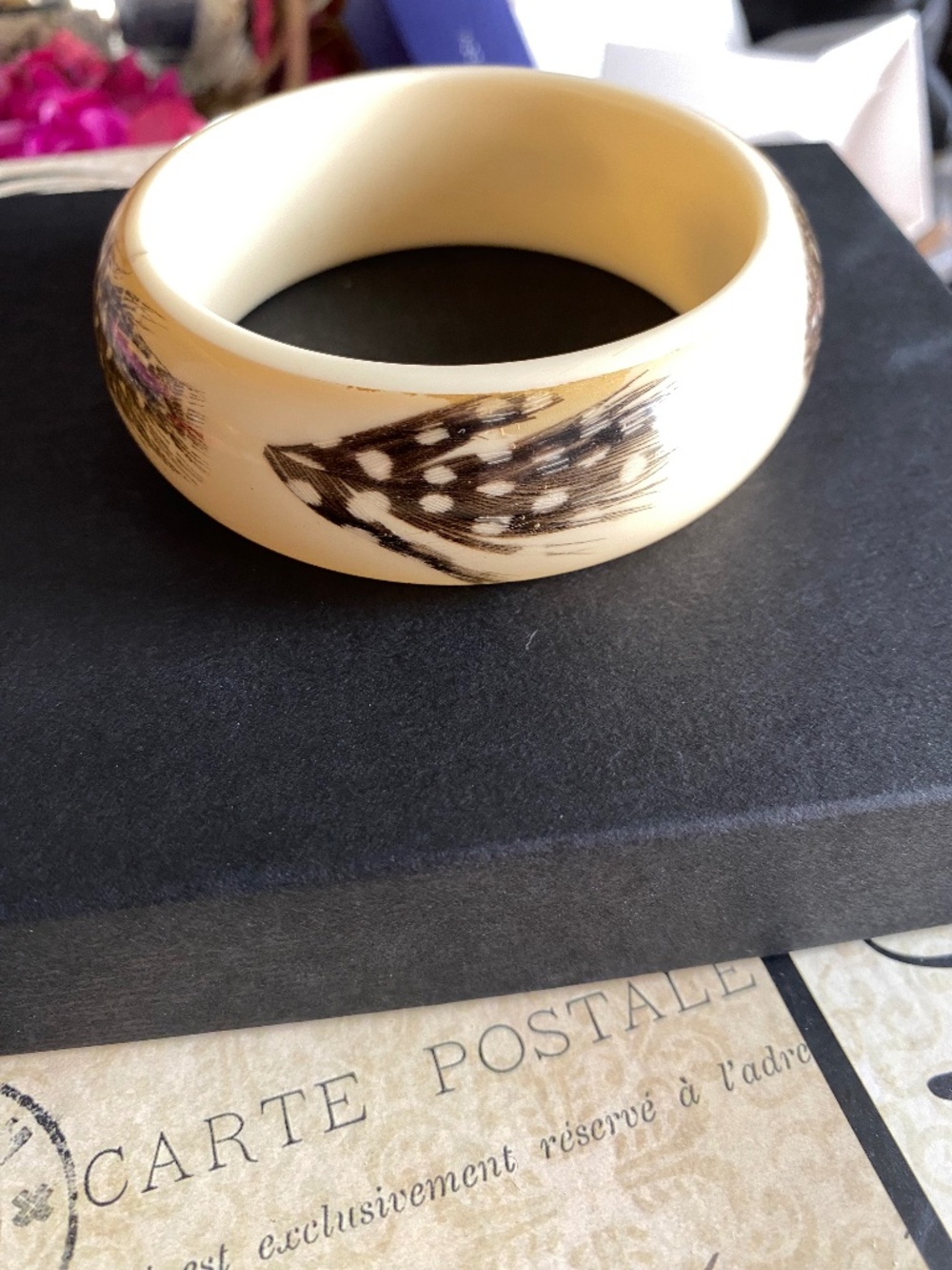 VINTAGE FEATHER BONE COLOR BANGLE